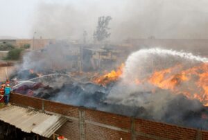 INCENDIO CONSUME ALMACÉN DE RECICLAJE EN ZONA INDUSTRIAL DE JICAMARCA – RCR Peru