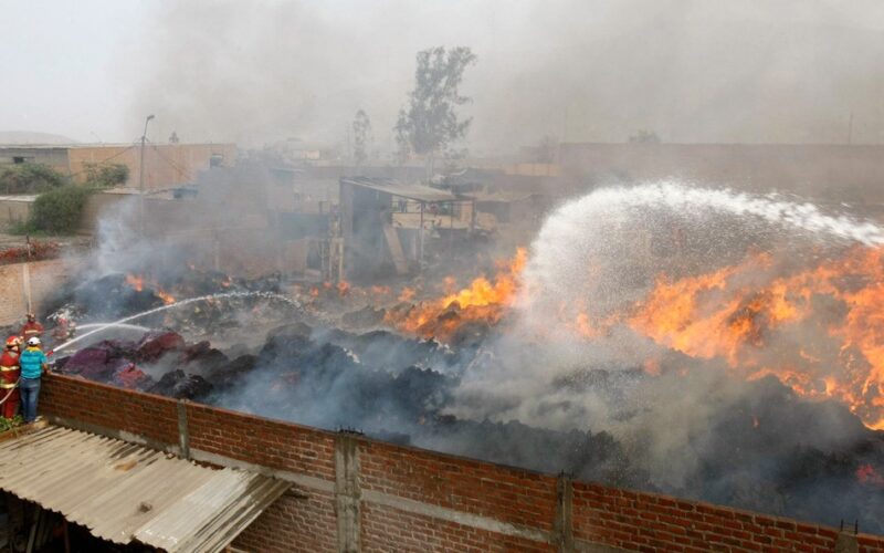 INCENDIO CONSUME ALMACÉN DE RECICLAJE EN ZONA INDUSTRIAL DE JICAMARCA – RCR Peru
