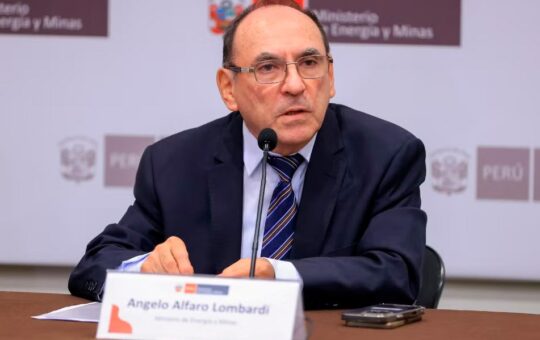 MINISTRO DE ENERGÍA Y MINAS NIEGA DENUNCIA DE AGRESIÓN Y ACUSA «INTERESES ECONÓMICOS» DE SU EXPAREJA – RCR Peru