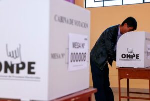 EL NUEVO SENADO DEBE QUEDAR EN “MANOS DE LA GENTE MÁS CAPAZ”, ADVIERTE ECONOMISTA CÉSAR ZAMORA – RCR Peru