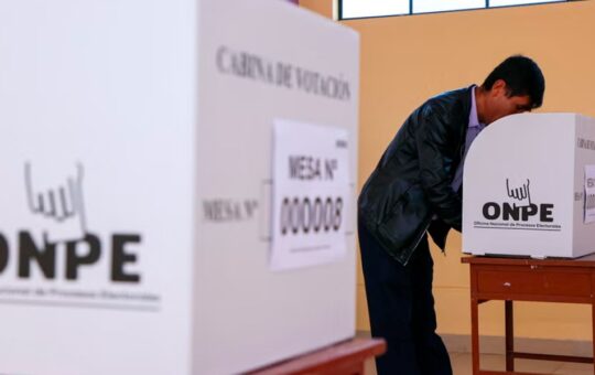 EL NUEVO SENADO DEBE QUEDAR EN “MANOS DE LA GENTE MÁS CAPAZ”, ADVIERTE ECONOMISTA CÉSAR ZAMORA – RCR Peru