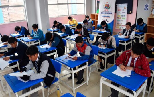 CANDIDATO POR LA LIBERTAD PLANTEA PRIORIZAR EDUCACIÓN CON 6% DEL PBI Y RESPONSABILIZA A CÉSAR ACUÑA POR INSEGURIDAD – RCR Peru