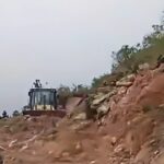 Deslizamiento de tierra sorprende y arrastra una retroexcavadora durante labores de limpieza en Cajamarca