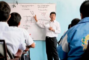 “ES NECESARIO AUMENTAR EL PRESUPUESTO PARA EDUCACIÓN A 7% DEL PBI” – RCR Peru