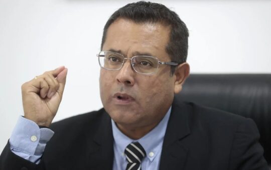 LEY QUE PROHÍBE LAS ENCUESTAS UNA SEMANA ANTE DE ELECCIONES ES UNA MEDIDA ANACRÓNICA FRENTE AL AVANCE TECNOLÓGICO – RCR Peru