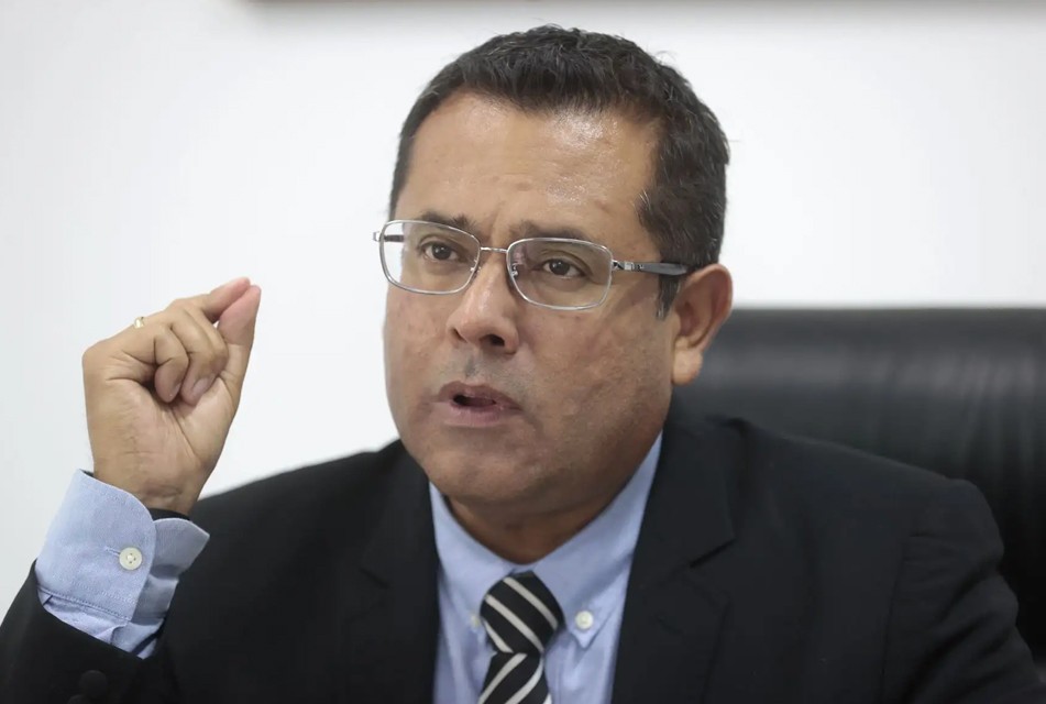 LEY QUE PROHÍBE LAS ENCUESTAS UNA SEMANA ANTE DE ELECCIONES ES UNA MEDIDA ANACRÓNICA FRENTE AL AVANCE TECNOLÓGICO – RCR Peru