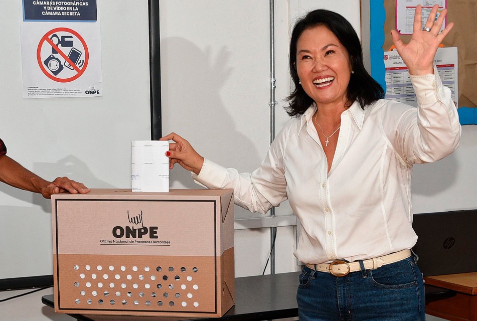 KEIKO FUJIMORI LIDERA BOCA DE URNA DE DATUM EN ELECCIONES MARCADAS POR LA FRAGMENTACIÓN – RCR Peru