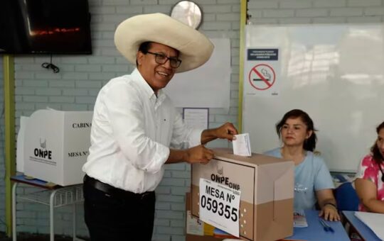 ROBERTO SÁNCHEZ REPRESENTA A “LA IZQUIERDA MÁS CÍNICA” Y POCO FIABLE, ADVIERTE ANALISTA FAUSTO SALINAS – RCR Peru