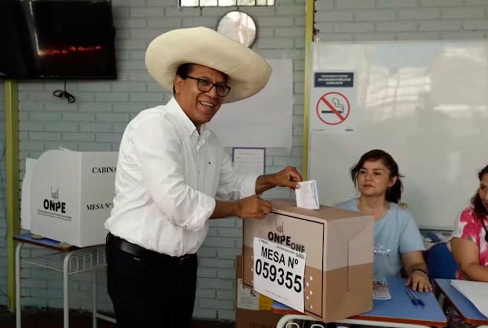 ROBERTO SÁNCHEZ REPRESENTA A “LA IZQUIERDA MÁS CÍNICA” Y POCO FIABLE, ADVIERTE ANALISTA FAUSTO SALINAS – RCR Peru