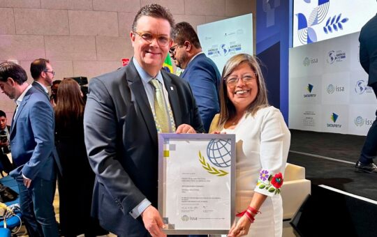 DERRAMA MAGISTERIAL RECIBE RECONOCIMIENTO INTERNACIONAL POR INNOVACIÓN Y COMPROMISO SOCIAL – RCR Peru