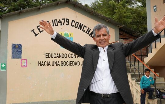 PROFESOR CHOTANO ES RECONOCIDO COMO EL “MEJOR MAESTRO LECTOR DEL MES” – RCR Peru