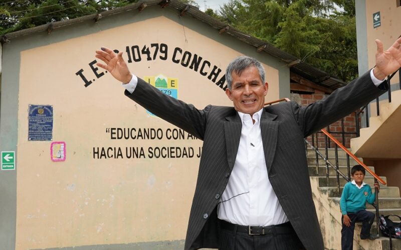 PROFESOR CHOTANO ES RECONOCIDO COMO EL “MEJOR MAESTRO LECTOR DEL MES” – RCR Peru