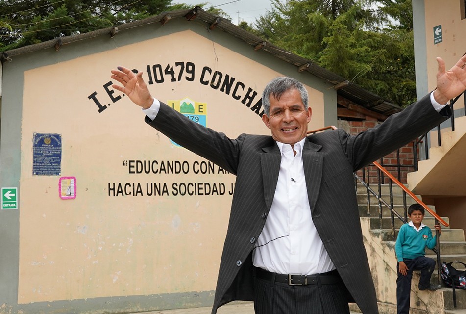 PROFESOR CHOTANO ES RECONOCIDO COMO EL “MEJOR MAESTRO LECTOR DEL MES” – RCR Peru