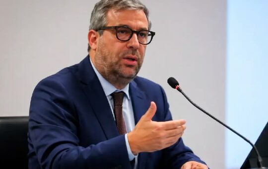 PIERO CORVETTO “MINTIÓ A UN PUEBLO” Y DEBERÍA SER EXPULSADO DE LA HERMANDAD DEL SEÑOR DE LOS MILAGROS, AFIRMA POLITÓLOGO LUIS NUNES – RCR Peru