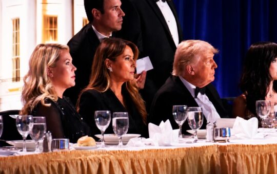 TRAS SER EVACUADO, TRUMP INFORMA DETENCIÓN DE PRESUNTO TIRADOR EN CENA DE CORRESPONSALES DE CASA BLANCA – RCR Peru