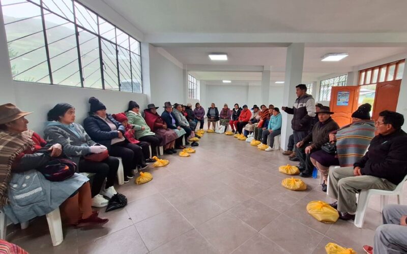 BARRIOS DE OYÓN SE BENEFICIAN CON ENTREGA DE SEMILLA PARA INSTALAR 5 HECTÁREAS DE ALFALFA – RCR Peru