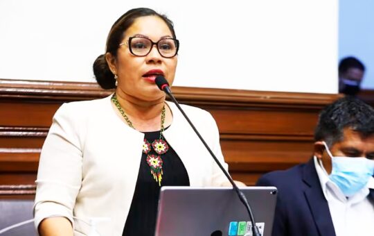 “CONGRESISTA Y PROFESORA FRANCIS PAREDES HACE QUEDAR MAL AL MAGISTERIO POR ACUSACIONES DE CORRUPCIÓN” – RCR Peru