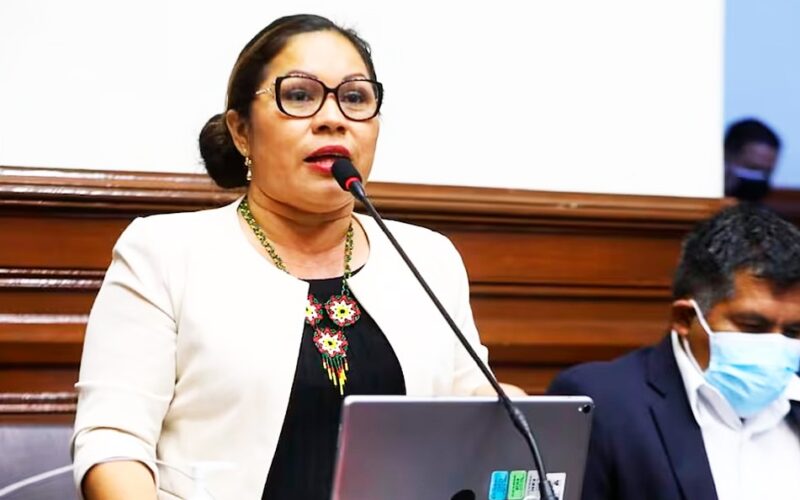 “CONGRESISTA Y PROFESORA FRANCIS PAREDES HACE QUEDAR MAL AL MAGISTERIO POR ACUSACIONES DE CORRUPCIÓN” – RCR Peru