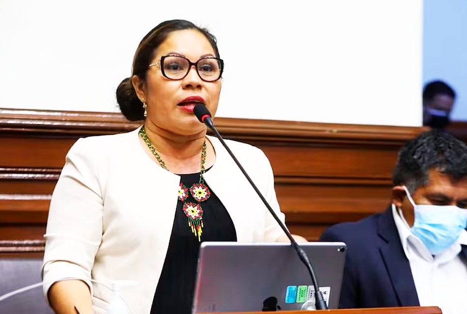 “CONGRESISTA Y PROFESORA FRANCIS PAREDES HACE QUEDAR MAL AL MAGISTERIO POR ACUSACIONES DE CORRUPCIÓN” – RCR Peru