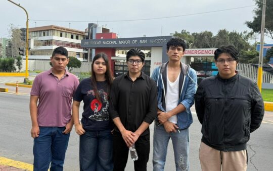GRUPO DE ESTUDIANTES DE LA UNMSM EXIGEN EL RETORNO INMEDIATO A LAS CLASES PRESENCIALES TRAS TOMA DEL CAMPUS – RCR Peru