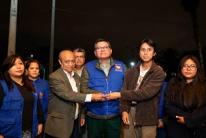 ALUMNOS ENTREGAN LLAVES DE LA CIUDAD UNIVERSITARIA DE FORMA PACÍFICA – RCR Peru