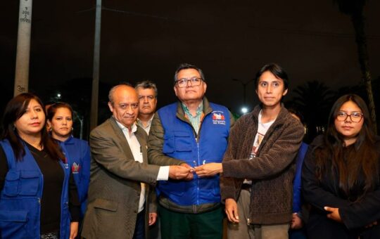 ALUMNOS ENTREGAN LLAVES DE LA CIUDAD UNIVERSITARIA DE FORMA PACÍFICA – RCR Peru