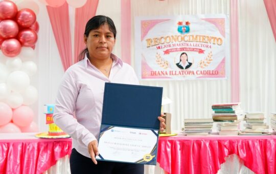 MAESTRA DE LA REGIÓN HUÁNUCO ENTRE LOS MEJORES LECTORES – RCR Peru