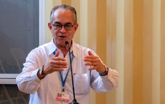 LA INTELIGENCIA ARTIFICIAL AMENAZA LA DIGNIDAD HUMANA Y EL EMPLEO GLOBAL, ADVIERTE BERNALES ALVARADO – RCR Peru