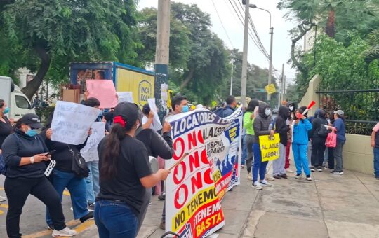 DENUNCIAN EL DESPIDO DE 2,000 TRABAJADORES EN LA DIRIS LIMA SUR Y EXIGEN INTERVENCIÓN DEL MINISTERIO DE SALUD – RCR Peru
