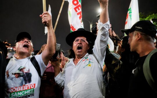 SANTILLANA ADVIERTE LLAMADOS A LA VIOLENCIA DE SECTORES DE IZQUIERDA TRAS DERROTA ELECTORAL EN MESA. – RCR Peru