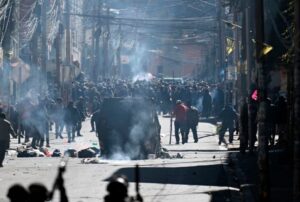 “HAY GRUPOS VIOLENTOS QUE NO QUIEREN DEJAR EL PODER”, ASEGURA ANALISTA GUIDO CAPRA – RCR Peru