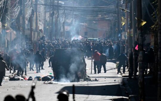 “HAY GRUPOS VIOLENTOS QUE NO QUIEREN DEJAR EL PODER”, ASEGURA ANALISTA GUIDO CAPRA – RCR Peru
