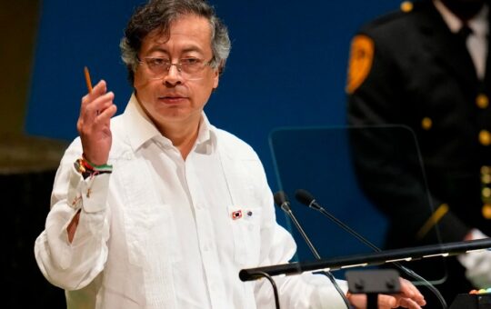 DESAFÍOS DE GOBERNABILIDAD Y EL PAPEL DE GUSTAVO PETRO EN LA OPOSICIÓN – RCR Peru