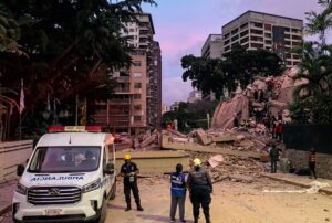 LA GUAIRA SUFRE COLAPSO DE EDIFICIOS Y DECENAS DE PERSONAS SIGUEN BAJO LOS ESCOMBROS TRAS DOBLE TERREMOTO – RCR Peru