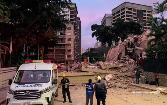 LA GUAIRA SUFRE COLAPSO DE EDIFICIOS Y DECENAS DE PERSONAS SIGUEN BAJO LOS ESCOMBROS TRAS DOBLE TERREMOTO – RCR Peru