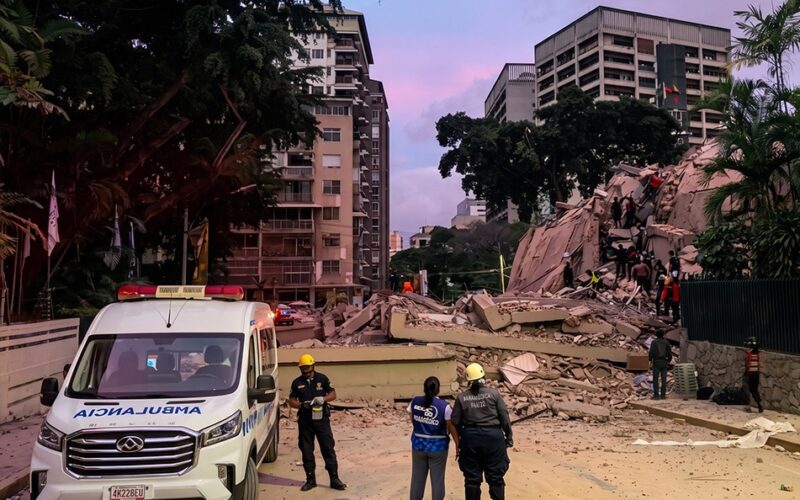 LA GUAIRA SUFRE COLAPSO DE EDIFICIOS Y DECENAS DE PERSONAS SIGUEN BAJO LOS ESCOMBROS TRAS DOBLE TERREMOTO – RCR Peru
