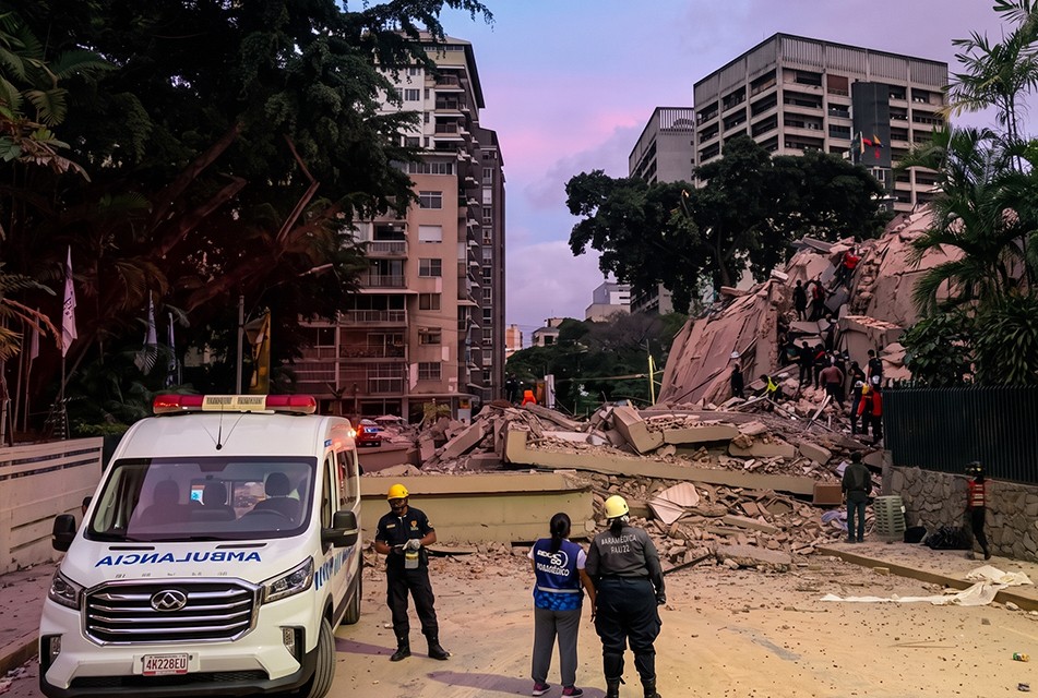 LA GUAIRA SUFRE COLAPSO DE EDIFICIOS Y DECENAS DE PERSONAS SIGUEN BAJO LOS ESCOMBROS TRAS DOBLE TERREMOTO – RCR Peru