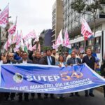 DOCENTES DEL SUTEP MARCHAN AL MEF PARA EXIGIR QUE SE REGLAMENTE LA LEY DE PENSIONES DIGNAS Y RECHAZAN BONO DE S/110 – RCR Peru