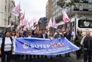 DOCENTES DEL SUTEP MARCHAN AL MEF PARA EXIGIR QUE SE REGLAMENTE LA LEY DE PENSIONES DIGNAS Y RECHAZAN BONO DE S/110 – RCR Peru