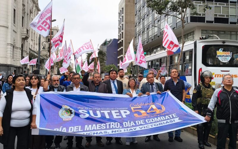 DOCENTES DEL SUTEP MARCHAN AL MEF PARA EXIGIR QUE SE REGLAMENTE LA LEY DE PENSIONES DIGNAS Y RECHAZAN BONO DE S/110 – RCR Peru